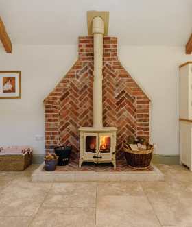 Sleeping up to 8 people, Budding is just a 15-minute drive from Badminton.