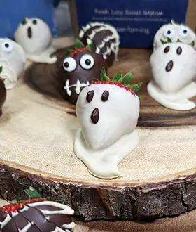 Give your strawberries a spooky look this Halloween – perfect for parties or scary movie nights