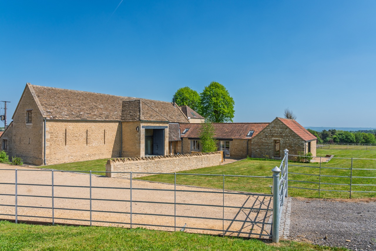 Dyson Leisure - Peipards Farm Ban